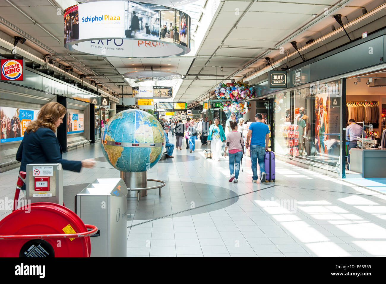 People shopping a lungo designer outlet shopping center Schiphol Plaza all'aeroporto Schiphol di Amsterdam il 10 agosto 2014. Foto Stock