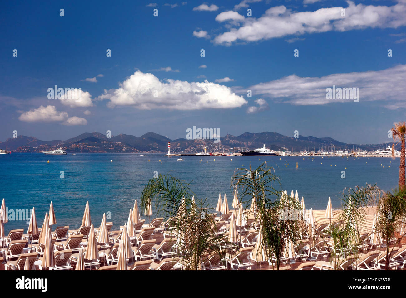 Spiaggia sdraio e ombrelloni attendere per il turista giorni sulla spiaggia di Cannes Foto Stock