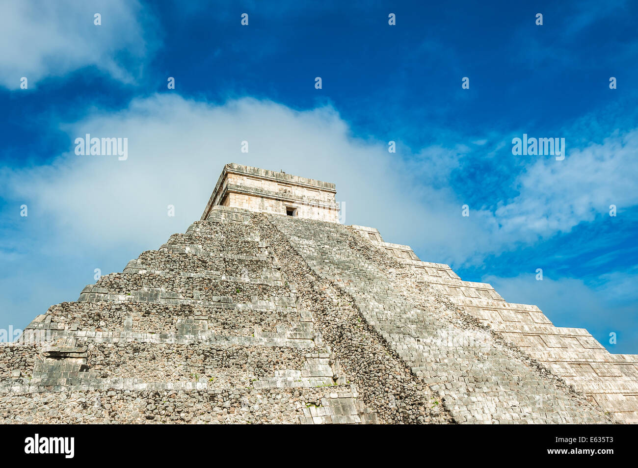 El Castillo o tempio di Kukulkan piramide, Chichen Itza, Yucatan, Messico Foto Stock