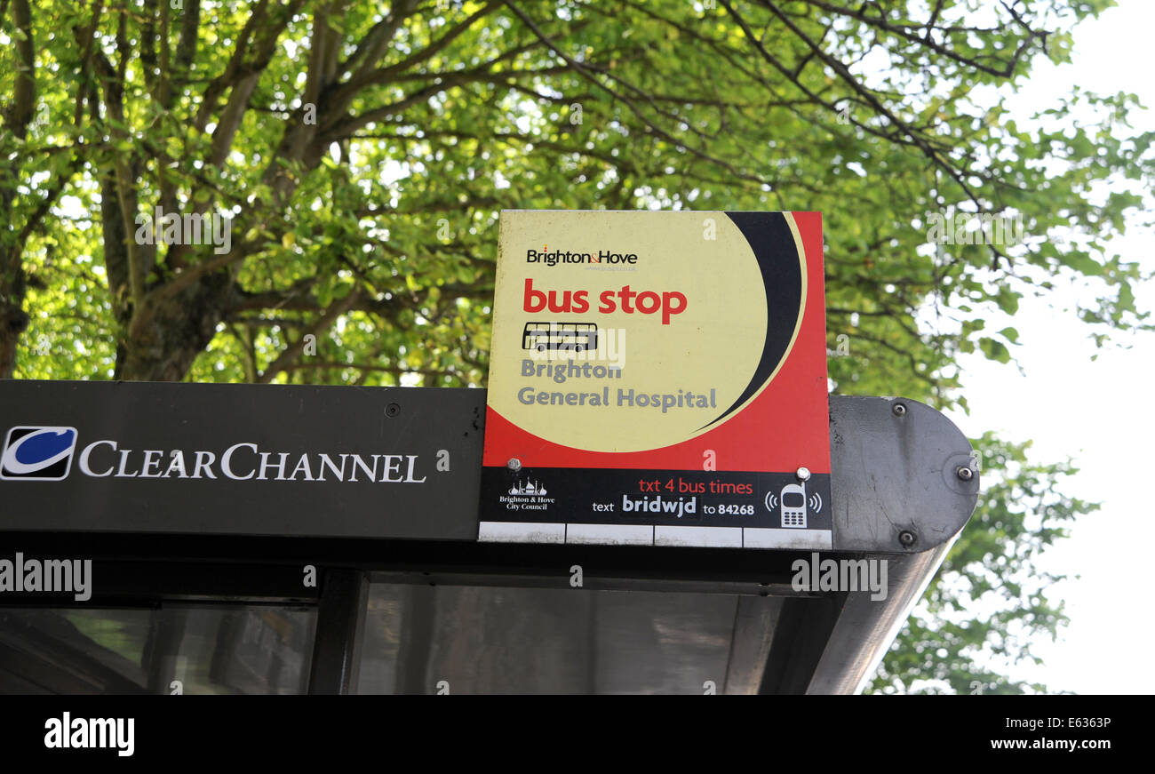 I mezzi di trasporto pubblico Bus stop in Elm Grove Brighton Regno Unito Foto Stock
