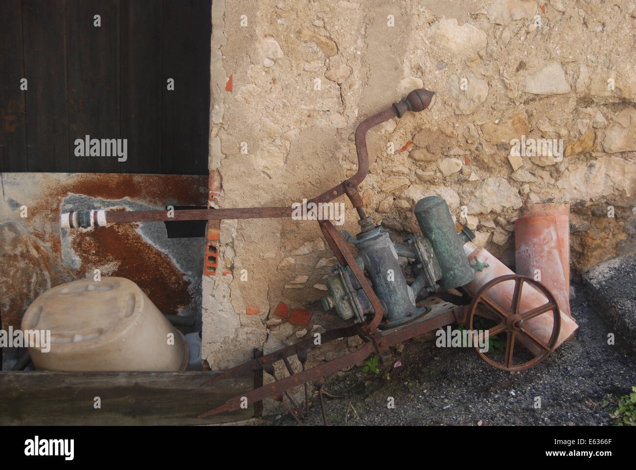 Il vecchio telaio di bicicletta contro un muro rustico. Foto Stock