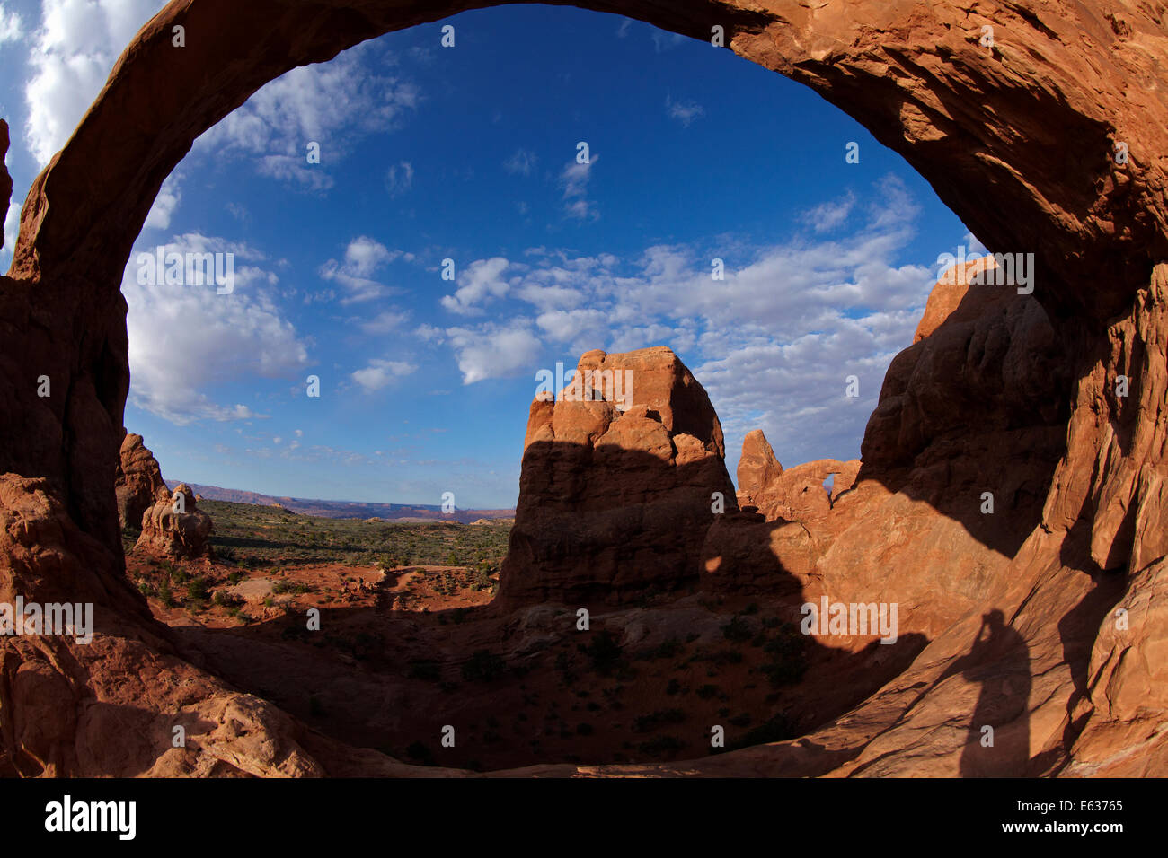 Vista fisheye di formazioni rocciose tra cui la torretta Arch, visto attraverso la finestra del Sud nella sezione Windows, Arches National Park, n Foto Stock