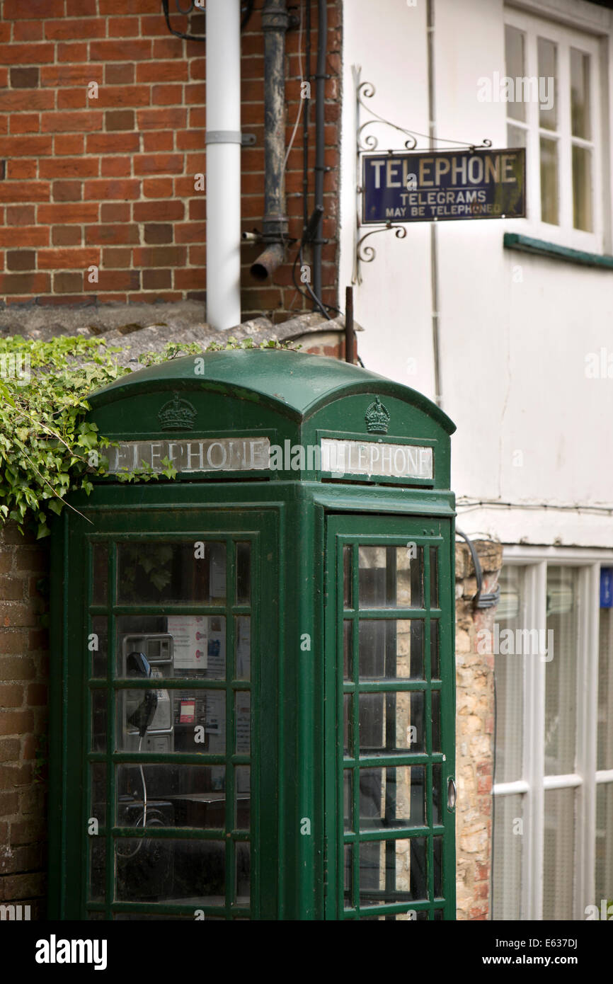 Regno Unito Inghilterra, Dorset, Okeford Fitzpaine, elencati verde K6 casella telefono presso il village Post Office Foto Stock