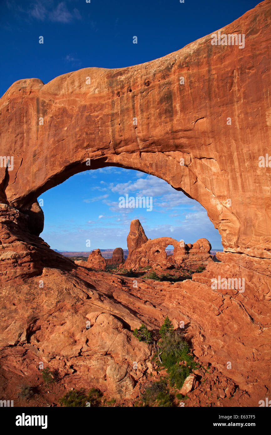 La torretta Arch, visto attraverso la finestra del nord nella sezione Windows, Arches National Park, vicino a Moab, Utah, Stati Uniti d'America Foto Stock