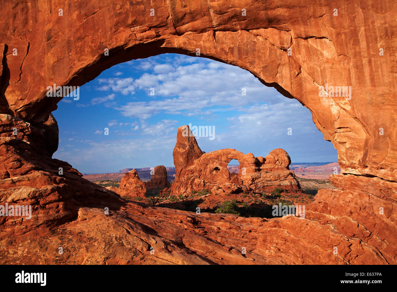 La torretta Arch, visto attraverso la finestra del nord nella sezione Windows, Arches National Park, vicino a Moab, Utah, Stati Uniti d'America Foto Stock