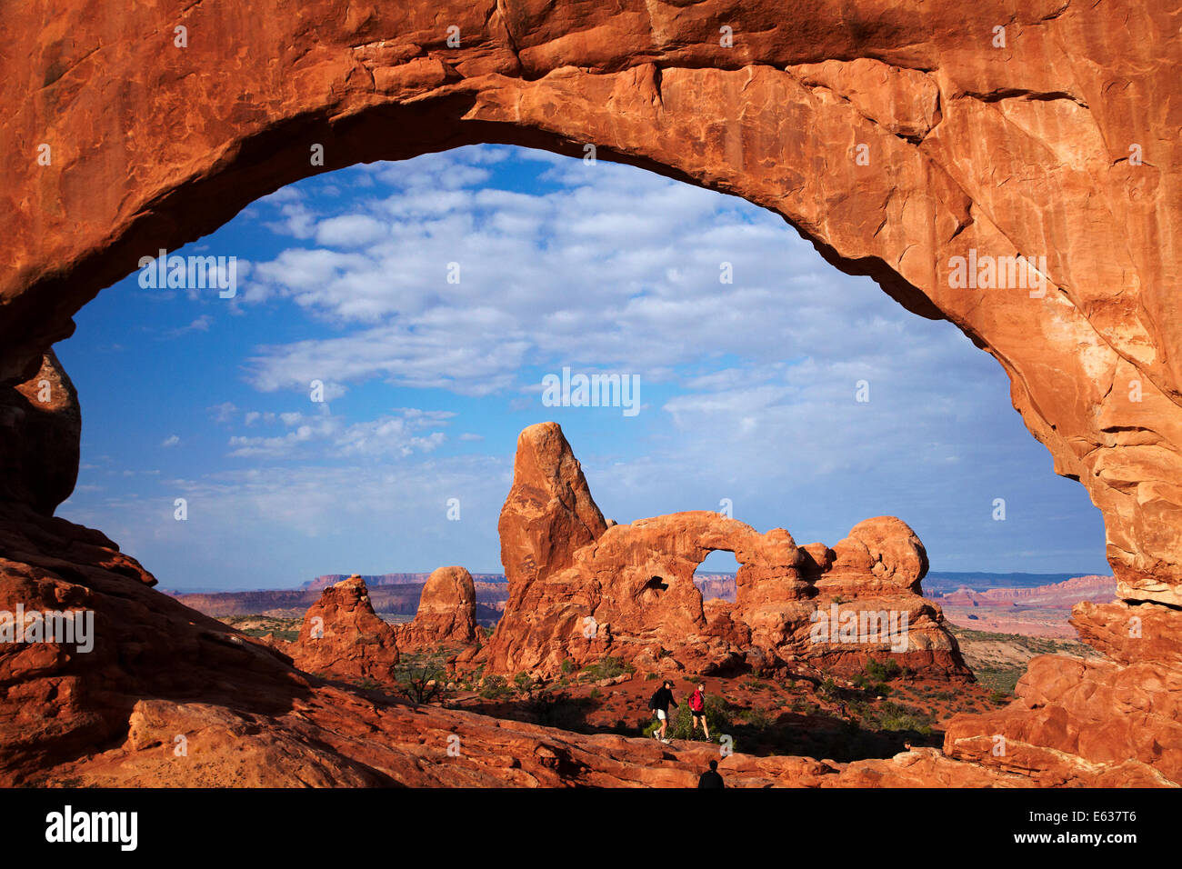 La torretta Arch, visto attraverso la finestra del nord nella sezione Windows, Arches National Park, vicino a Moab, Utah, Stati Uniti d'America Foto Stock