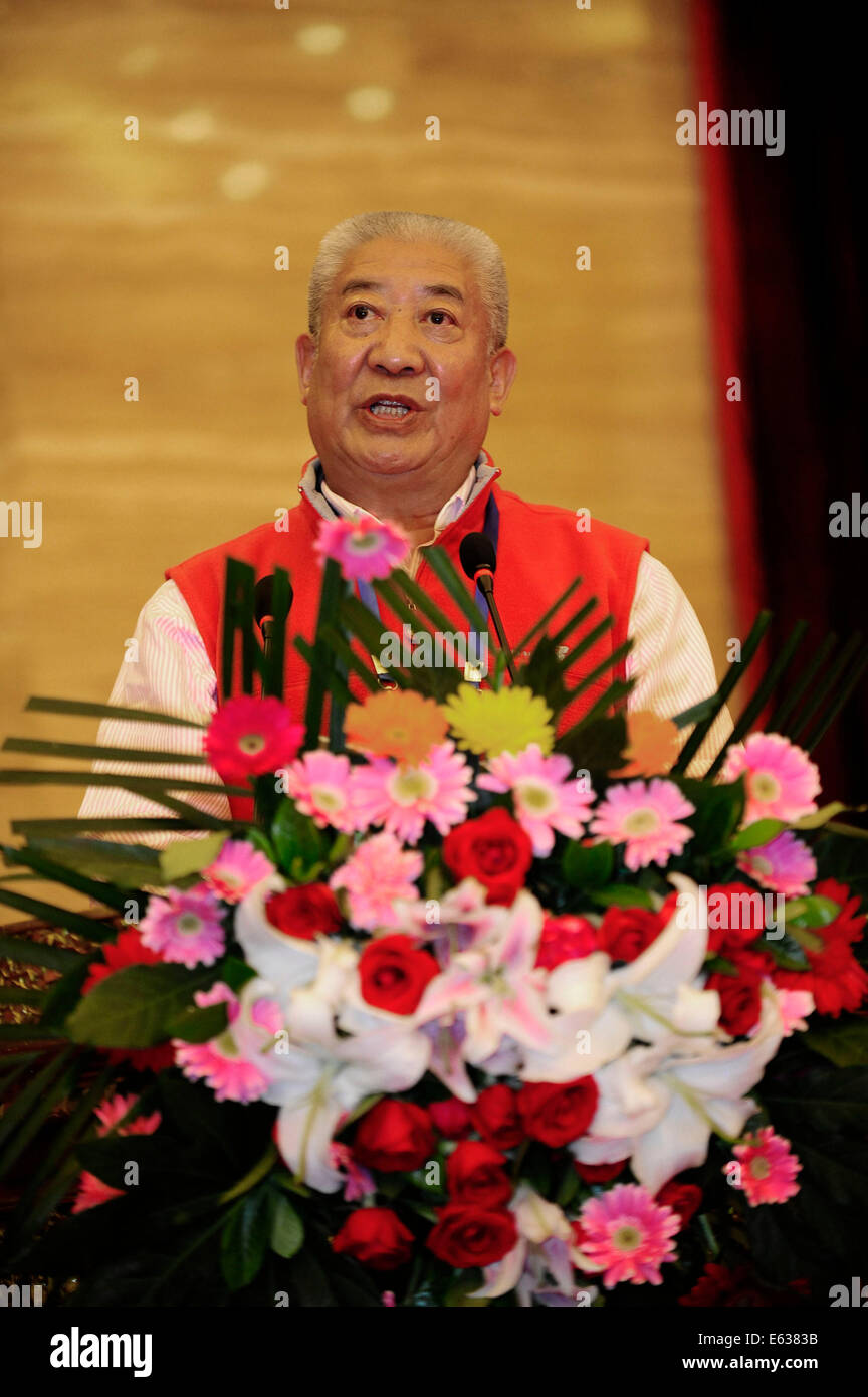 Lhasa, la Cina della regione autonoma del Tibet. 13 Ago, 2014. Losang Lhunjudoje, Vice Direttore Generale della Cina Tibetology Research Center, legge 'Lhasa consenso" presso il Forum sullo sviluppo del Tibet a Lhasa, capitale del sud-ovest della Cina di regione autonoma del Tibet, e il agosto 13, 2014. Circa 100 delegati provenienti da 33 paesi e regioni come la Cina, Gran Bretagna, India e Stati Uniti riunite le esperienze collettive per discutere le strategie di sviluppo per la regione durante i due giorni del forum. Credito: Liu Kun/Xinhua/Alamy Live News Foto Stock