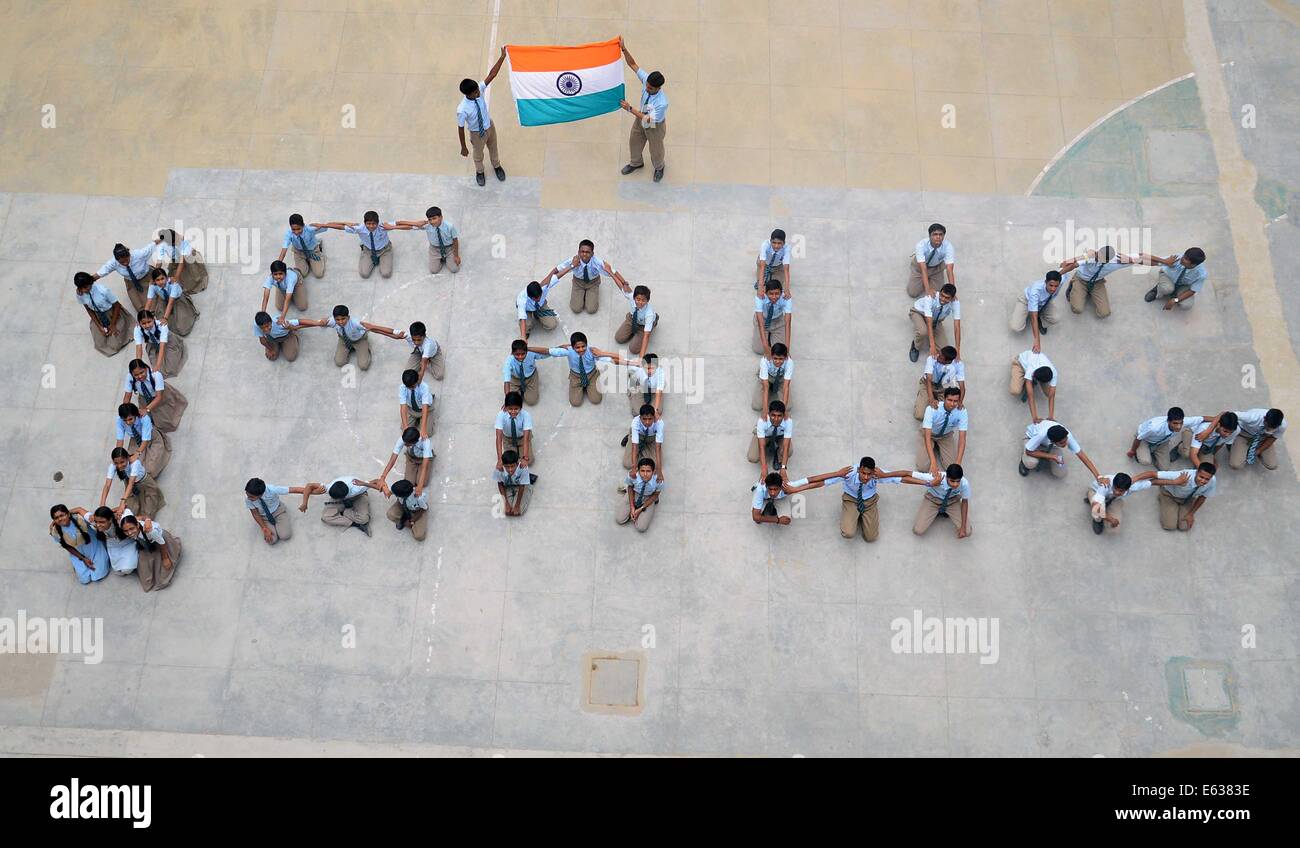 Di Allahabad, India. 13 Ago, 2014. Gli studenti fanno catena umana davanti a 'Giorno di Indipendenza" celebrazione in Allahabad mercoledì. Osservate ogni anno quindicesimo agosto commemora la nazione è l'indipendenza dal Regno di Gran Bretagna nel 1947. Credito: Prabhat Kumar Verma/Pacific Press/Alamy Live News Foto Stock