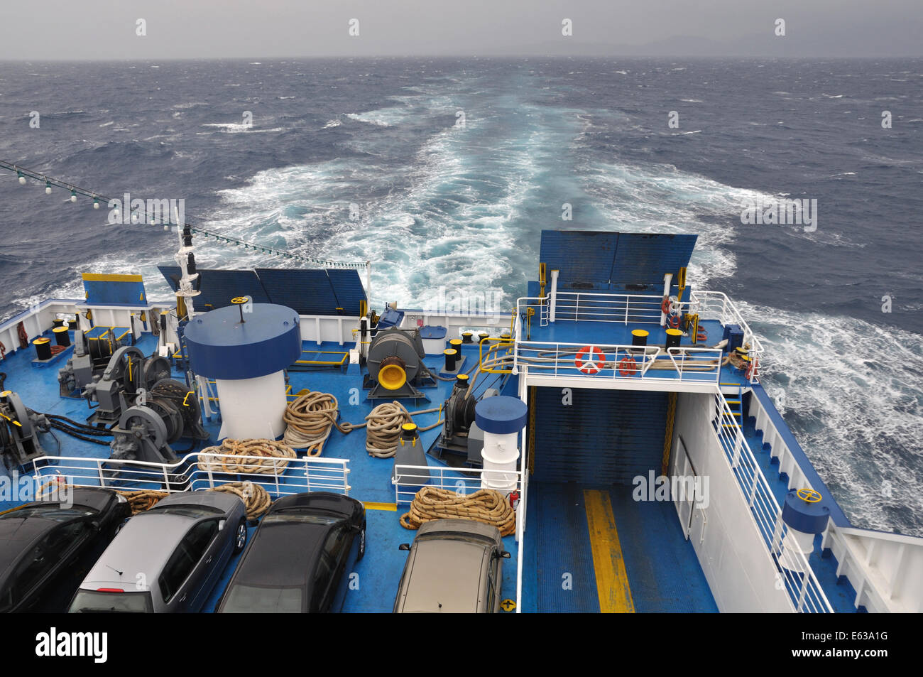 Traghetto in mare. Macchine e attrezzature sul ponte della nave. Foto Stock