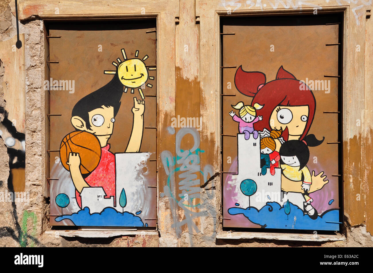 Coloratissimo graffito artwork happy cartoon figure su imbarcati su windows. La cultura giovanile strada urbana art. Foto Stock