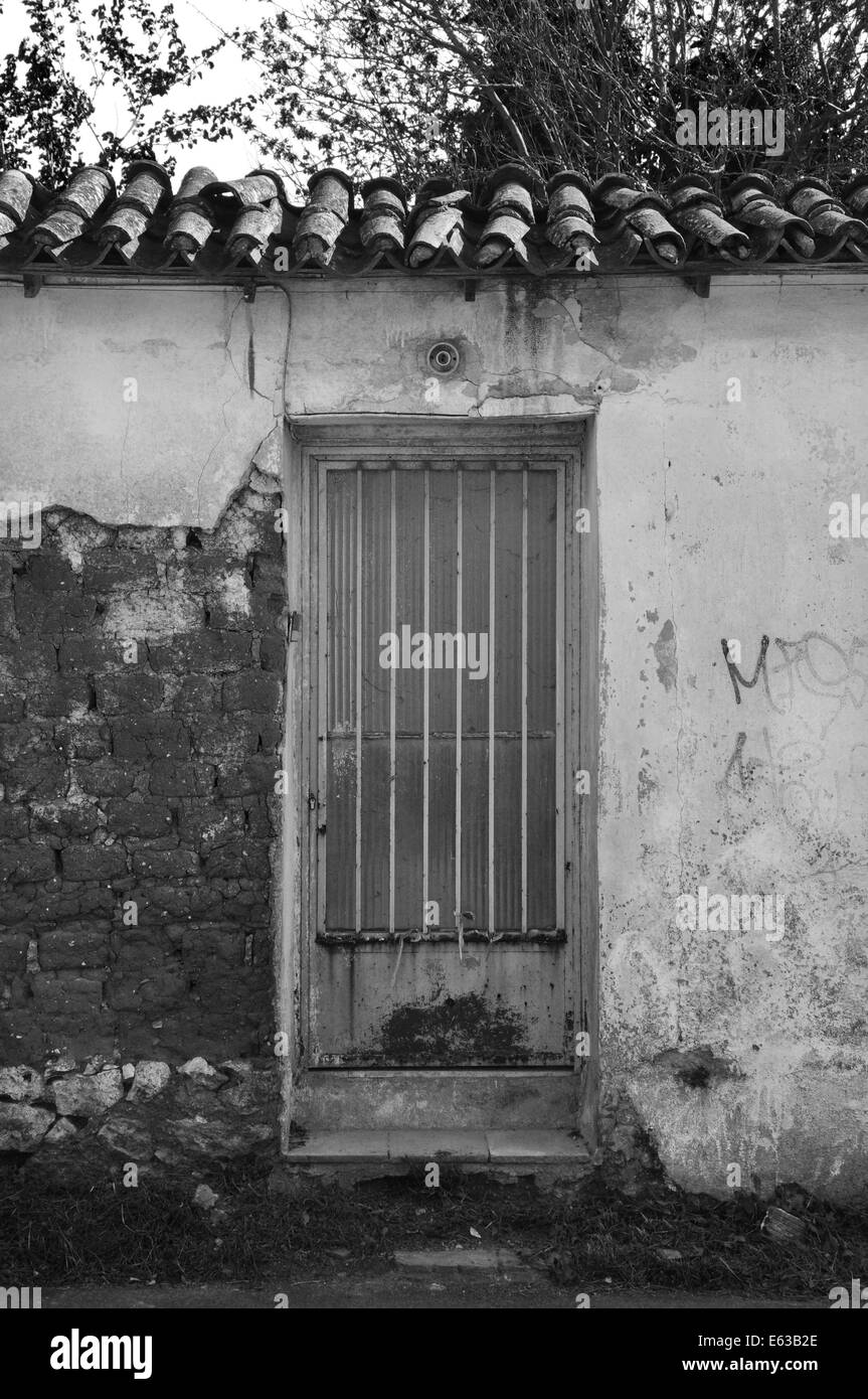 Rusty porta e parete testurizzata. Casa abbandonata esterno. Foto Stock