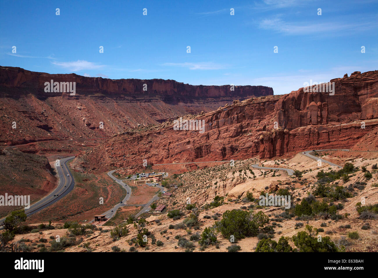 Noi Route 191 e strada a zig-zag entrando in Arches National Park, vicino a Moab, Utah, Stati Uniti d'America Foto Stock