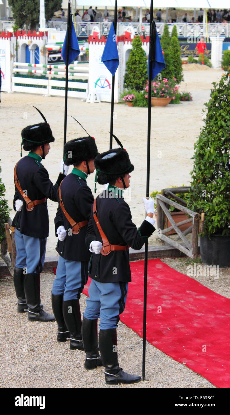 Roma - 29 maggio: tre guardie all attenzione durante la cerimonia di premiazione al torneo di cavalli di piazza di siena 2010 maggio 29 Foto Stock