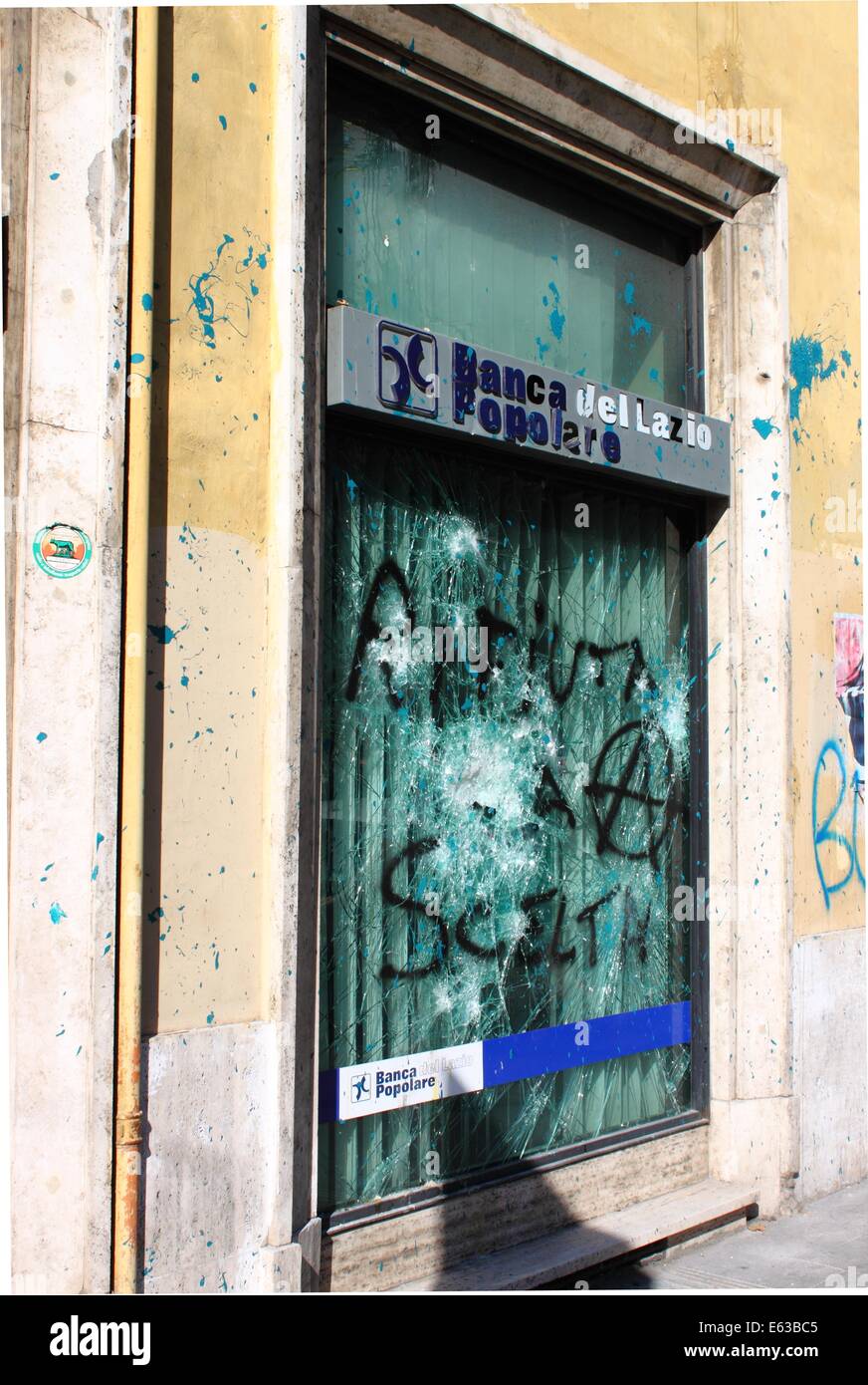 Roma - 15 ottobre: devastazione di una banca agenzia dal blocco nero gruppi durante le dimostrazioni indignatos su 15 ottobre 2011 Foto Stock