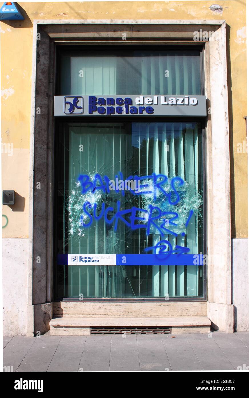 Roma - 15 ottobre: devastazione di una banca agenzia dal blocco nero gruppi durante le dimostrazioni indignatos su 15 ottobre 2011 Foto Stock