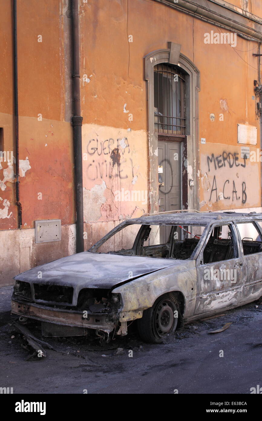 Roma - 15 ottobre: devastazione di autovetture da parte di blocco nero gruppi durante la Indignatos demostrations il 15 ottobre 2011 a Roma Foto Stock