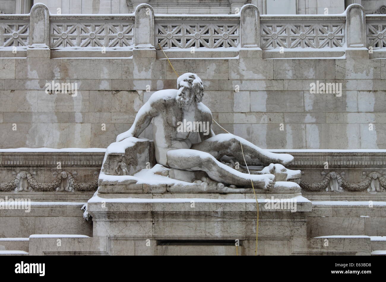 Statue in piazza Venezia sotto la neve a Roma, Italia Foto Stock