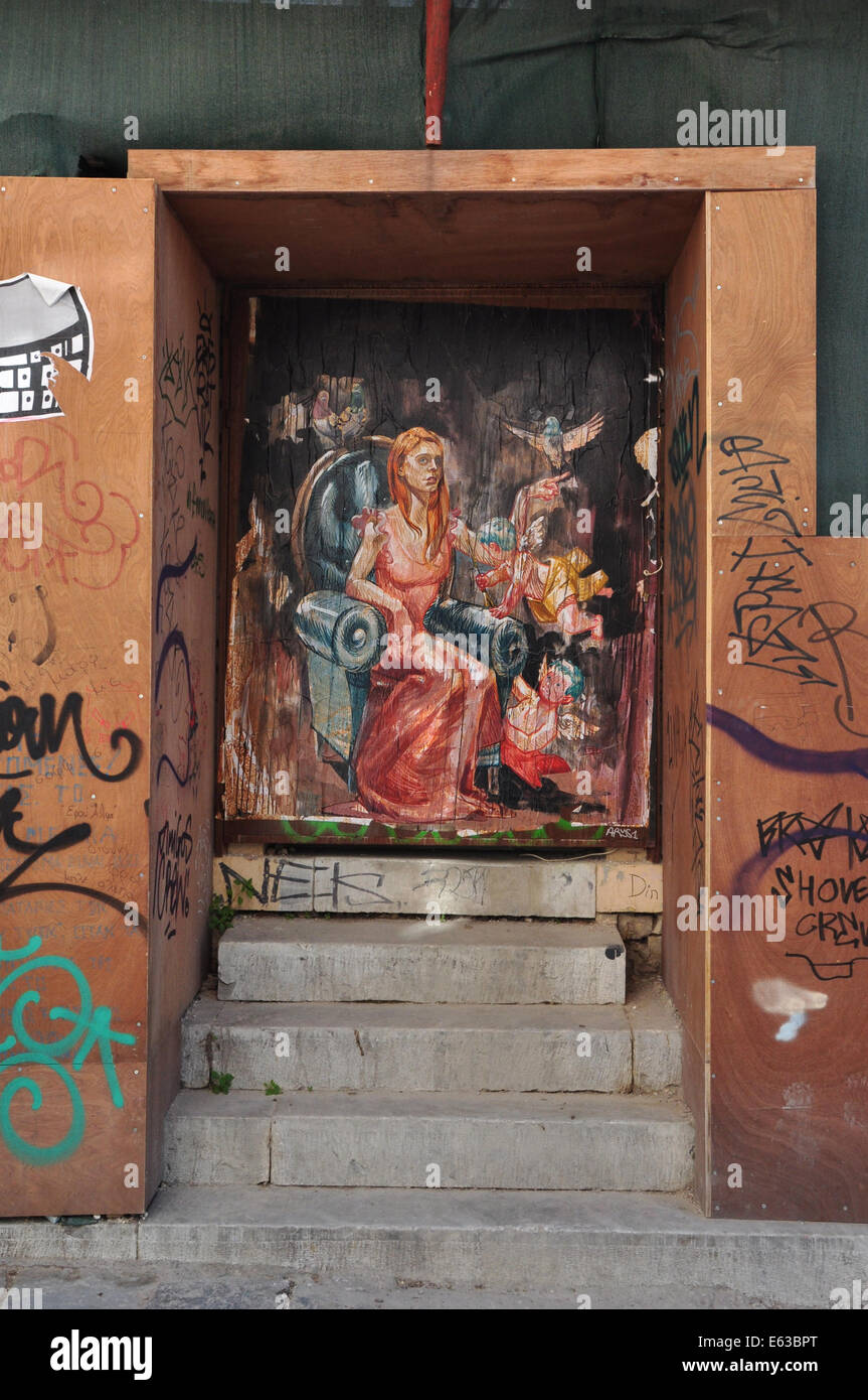 Strada urbana arte astratta dipinto graffiti di donna con cupido angeli e piccioni sul cancello arrugginito di sotto la costruzione dell'edificio. Foto Stock