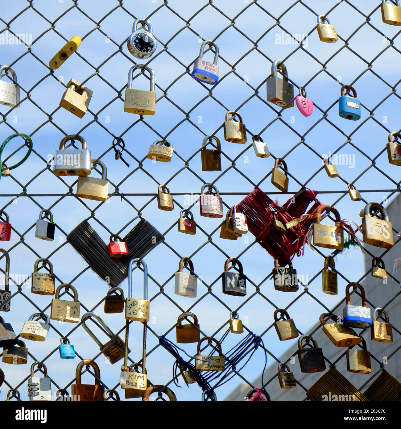 Amore si blocca sulla catena collegamento recinto in Shoreditch, Londra Foto Stock