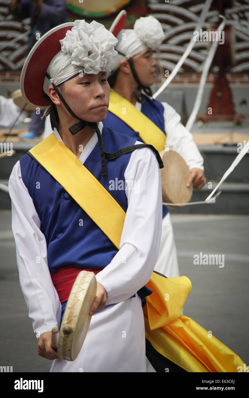 Pungmul è un Coreano di musica folk di tradizione che include il rullo di tamburi, la danza e il canto. La maggior parte delle prestazioni sono al di fuori Foto Stock