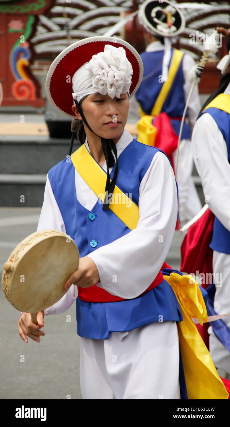 Pungmul è un Coreano di musica folk di tradizione che include il rullo di tamburi, la danza e il canto. La maggior parte delle prestazioni sono al di fuori Foto Stock