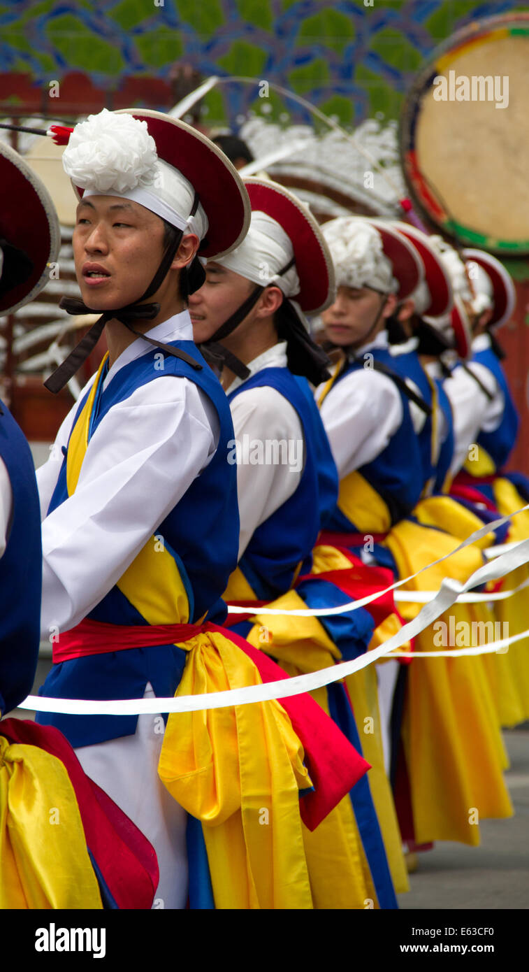 Pungmul è un Coreano di musica folk di tradizione che include il rullo di tamburi, la danza e il canto. La maggior parte delle prestazioni sono al di fuori Foto Stock