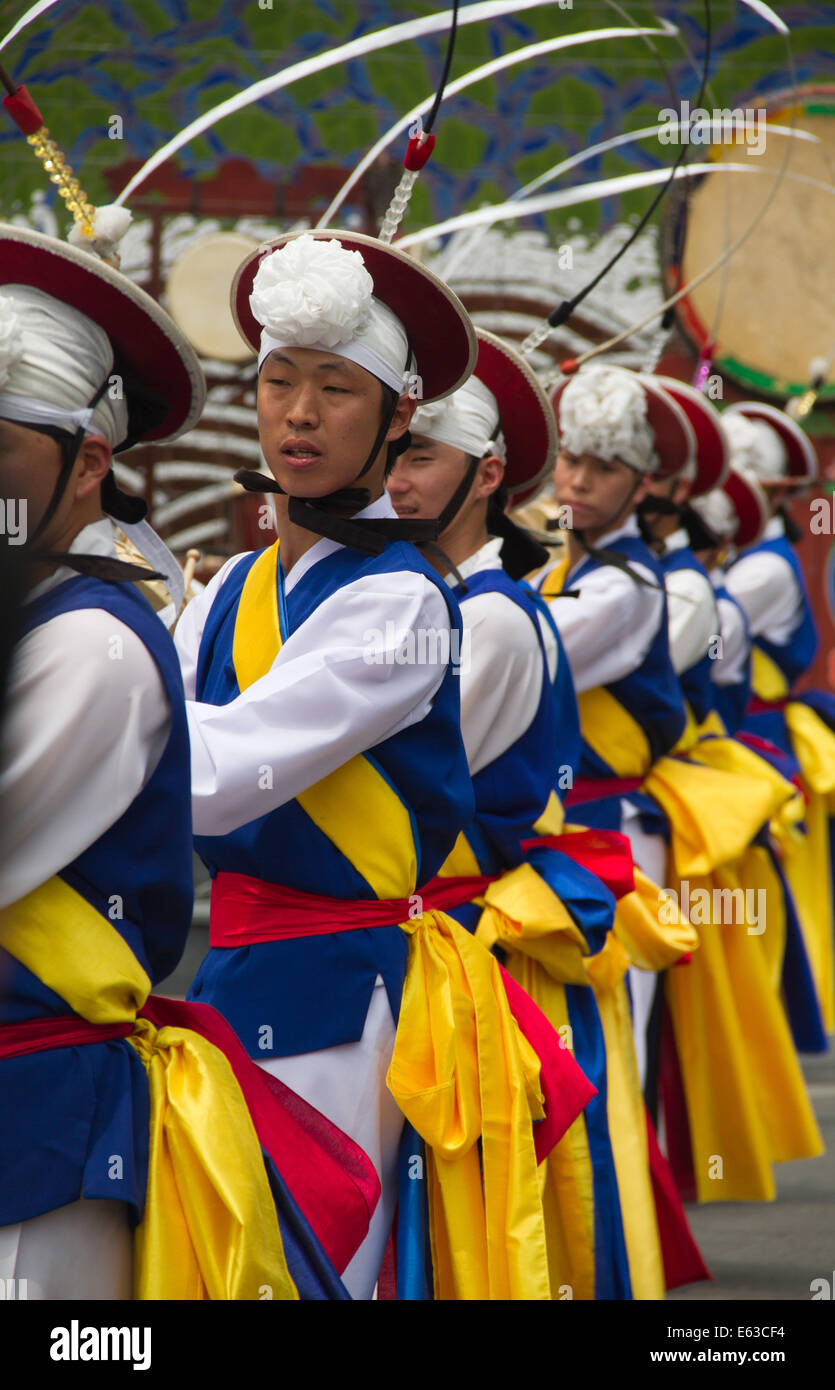 Pungmul è un Coreano di musica folk di tradizione che include il rullo di tamburi, la danza e il canto. La maggior parte delle prestazioni sono al di fuori Foto Stock