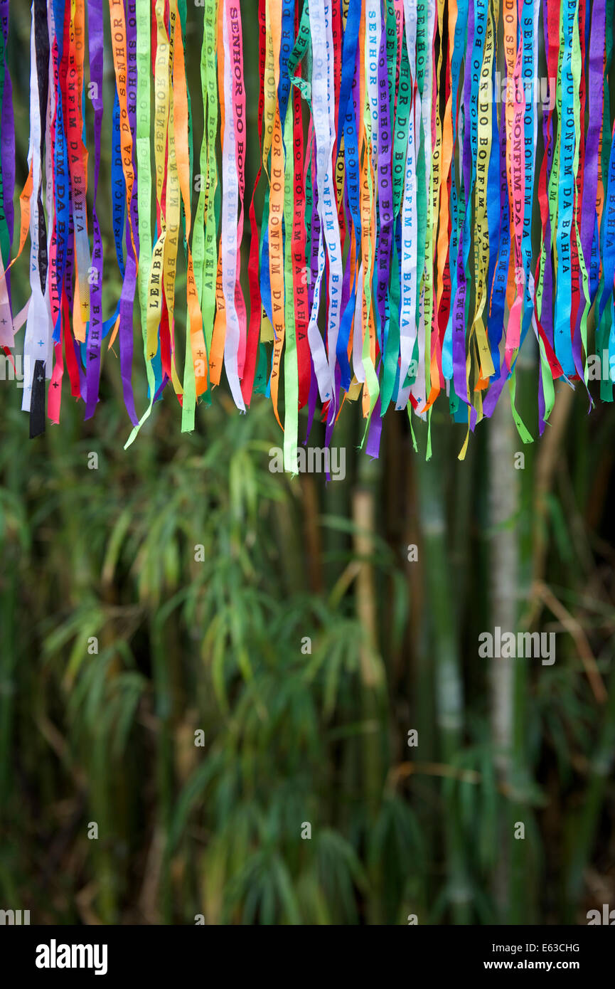Coloratissimo Carnevale brasiliano lembranca desiderio nastri contro la foresta di bamboo sfondo della giungla Foto Stock