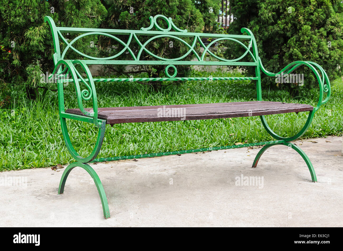 Sedia verde in giardino Foto Stock