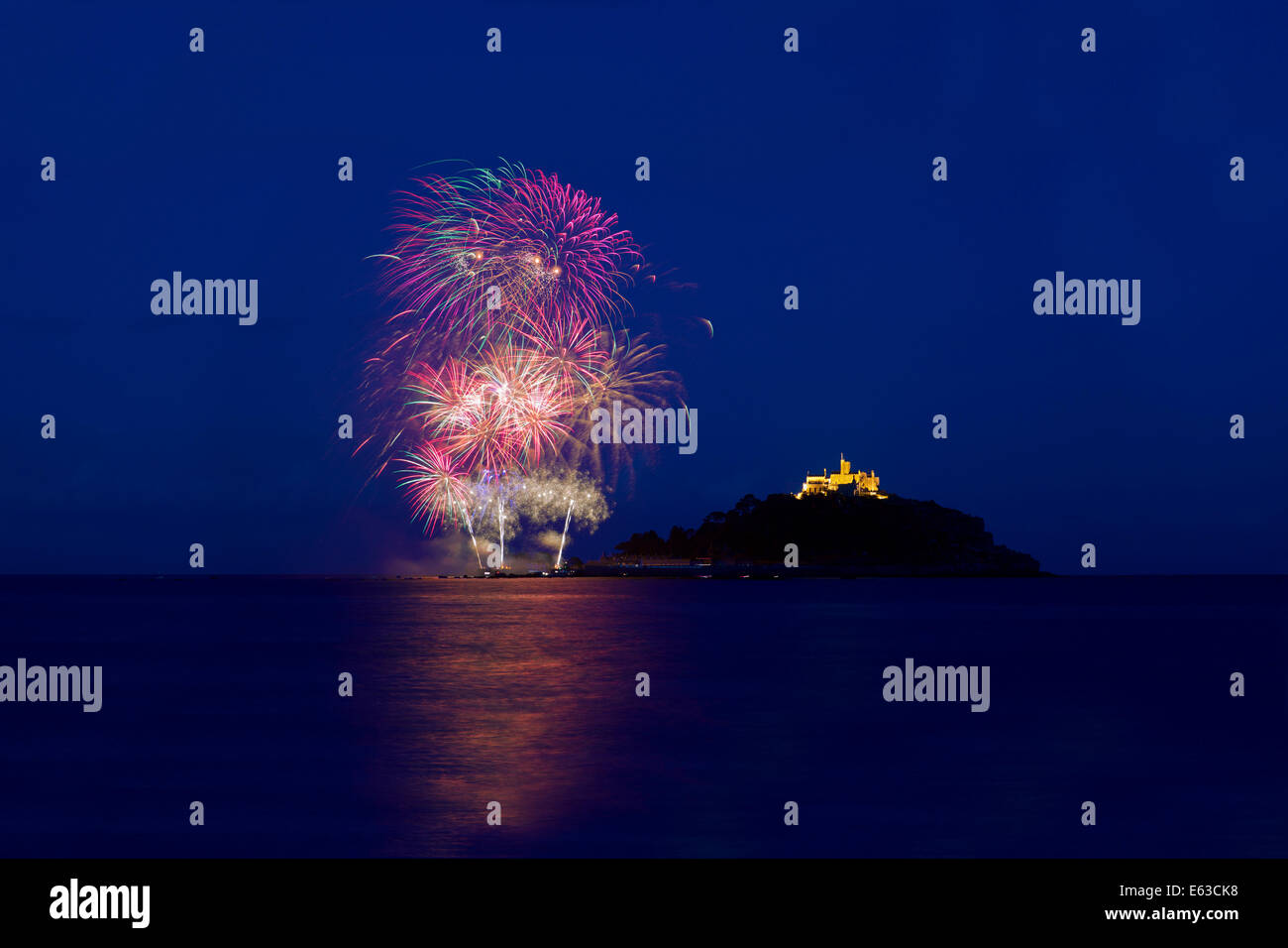 Fuochi d'artificio di St Michael's Mount, Cornwall, 12 agosto 2014 Foto Stock