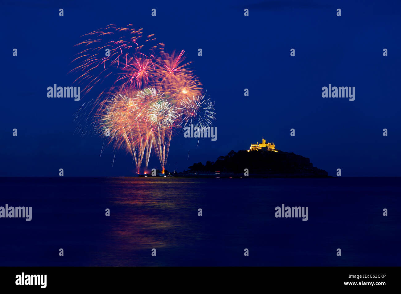 Fuochi d'artificio di St Michael's Mount, Cornwall, 12 agosto 2014 Foto Stock