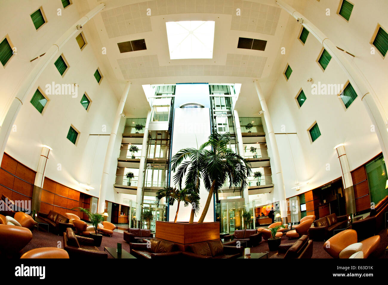 Gatwick Arora International Hotel Lounge con palme e funzione di acqua Foto Stock