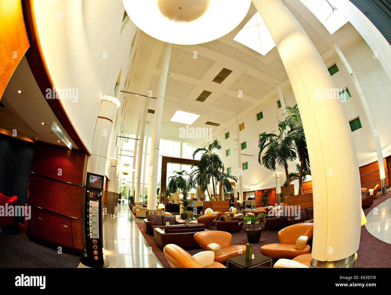 Gatwick Arora International Hotel Lounge con palme Foto Stock