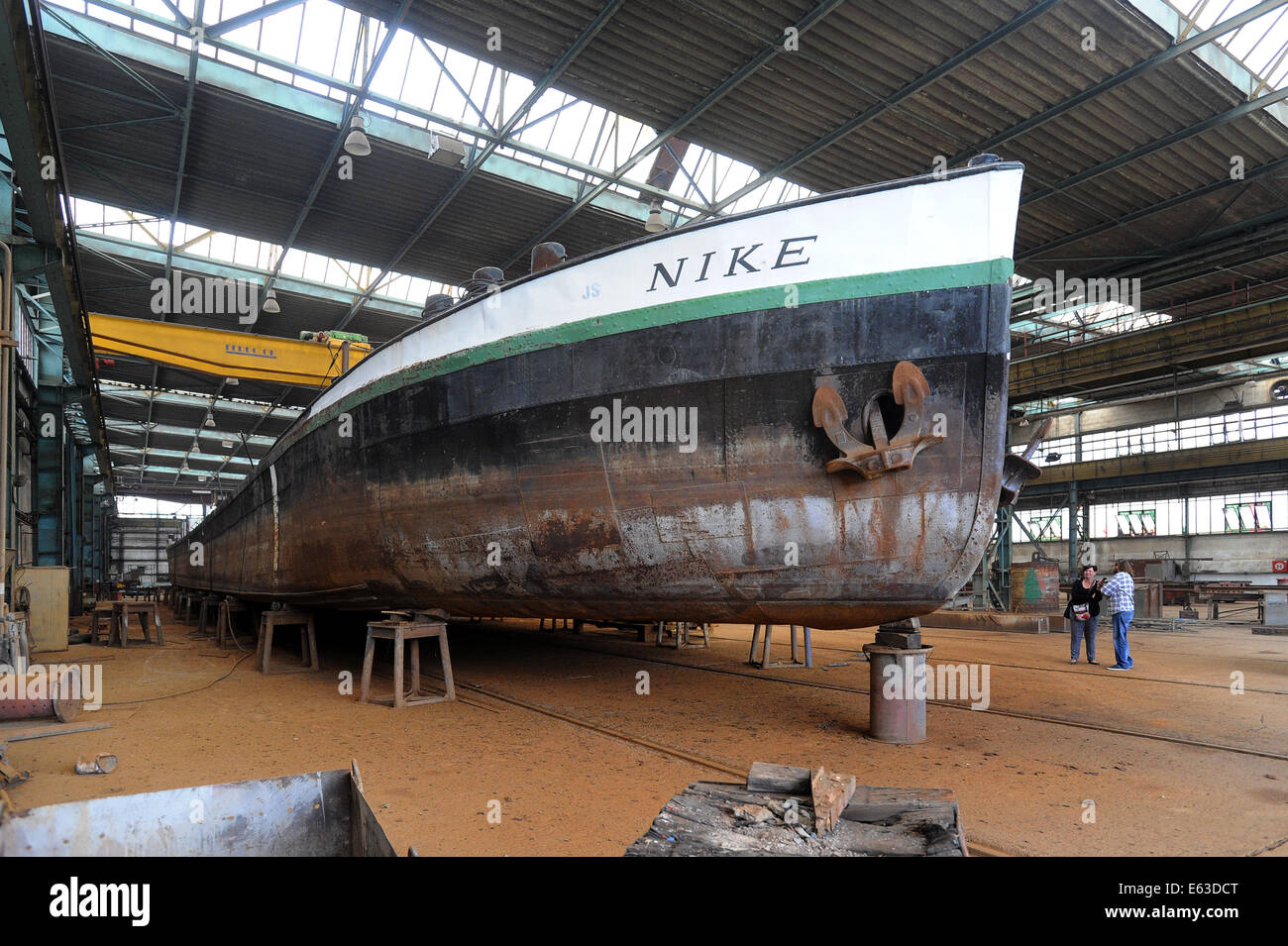 Decin, Repubblica Ceca. 13 Ago, 2014. La riparazione della nave di Nike che diventerà un ceco galleria flottante è visto nei cantieri navali in Kresice, Decin, Repubblica Ceca, mercoledì 13 agosto, 2014. Lo stato dovrà pagare 270.000 euro per la riparazione della costruzione di acciaio. Credito: CTK/Alamy Live News Foto Stock