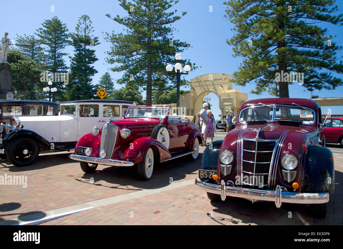 Auto d'epoca sul display durante la Tremains Art Deco Weekend a Napier nel Hawke's Bay Regione, Isola del nord, Nuova Zelanda. Foto Stock