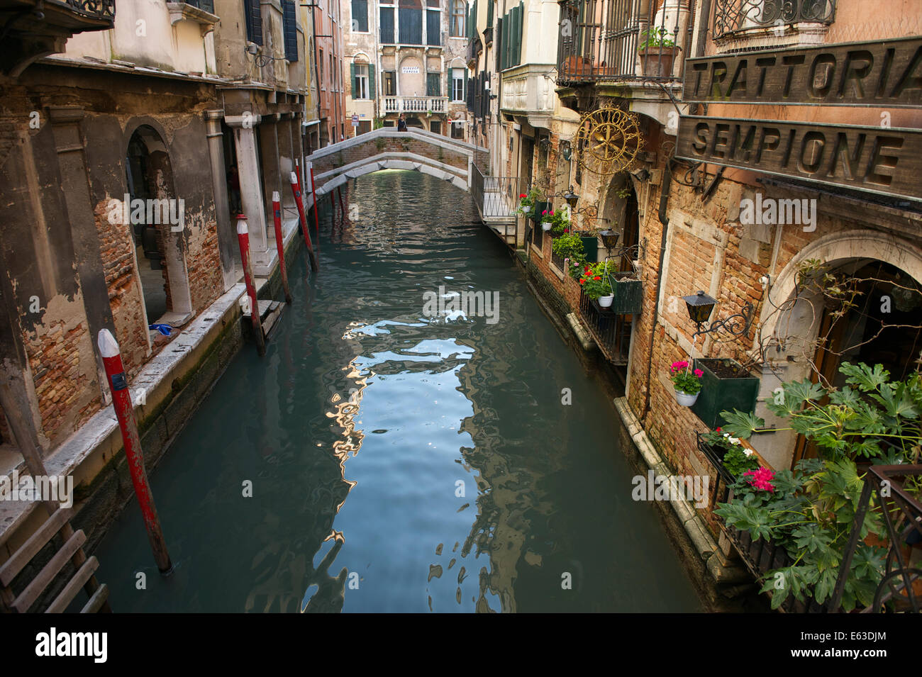 Venezia, Italia - aprile, 2013: tradizionale trattoria italiana ristorante si affaccia sul piccolo canale nel centro storico della città. Foto Stock