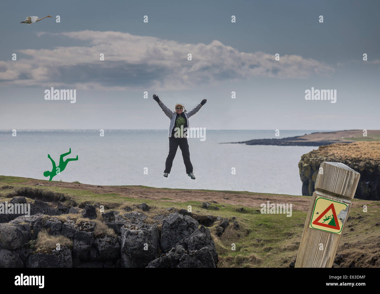 Donna che si tuffa dalla scogliera e segno di avvertimento, Snaefellsnes Peninsula, Islanda Foto Stock