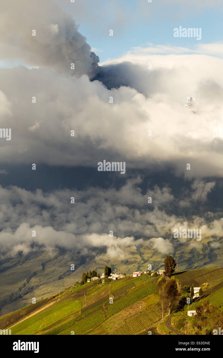 Altitudine elevata impostazione sulle Ande ecuadoriane vulcano Tungurahua scoppierà in background Foto Stock