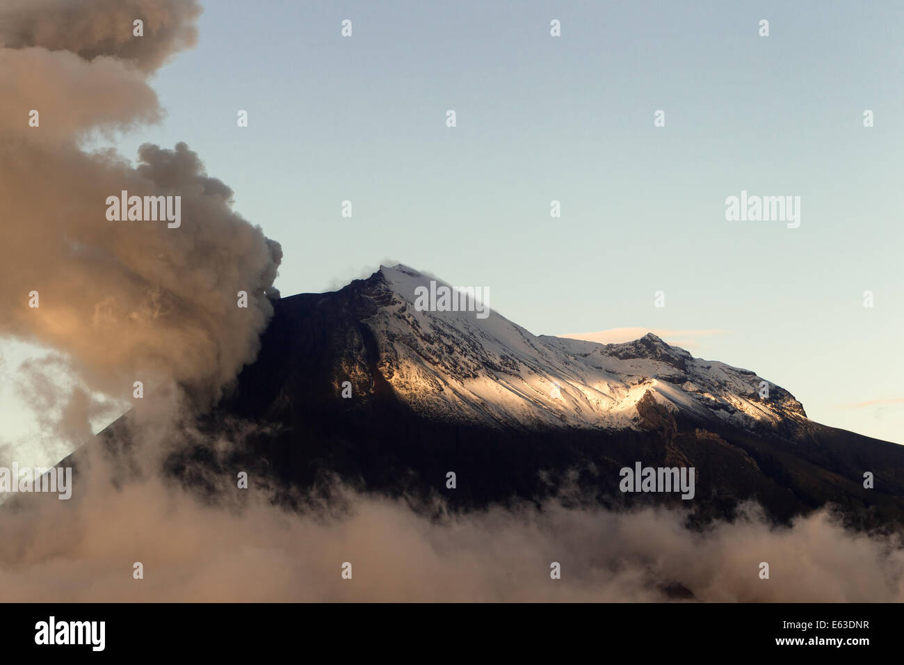 Le luci del tramonto su vulcano Tungurahua eruttando vista dal Chimborazo County Foto Stock