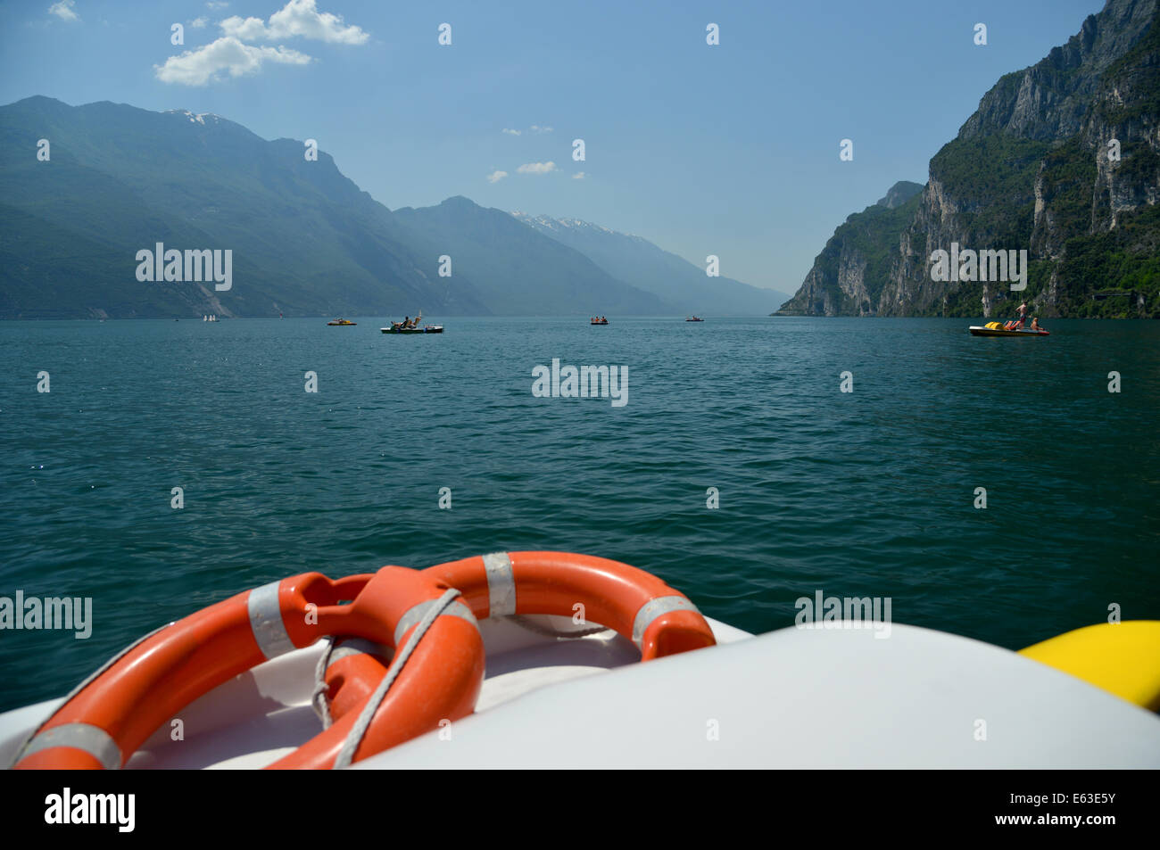 Pedalò in barca la bellezza naturale del Lago di Garda Foto Stock