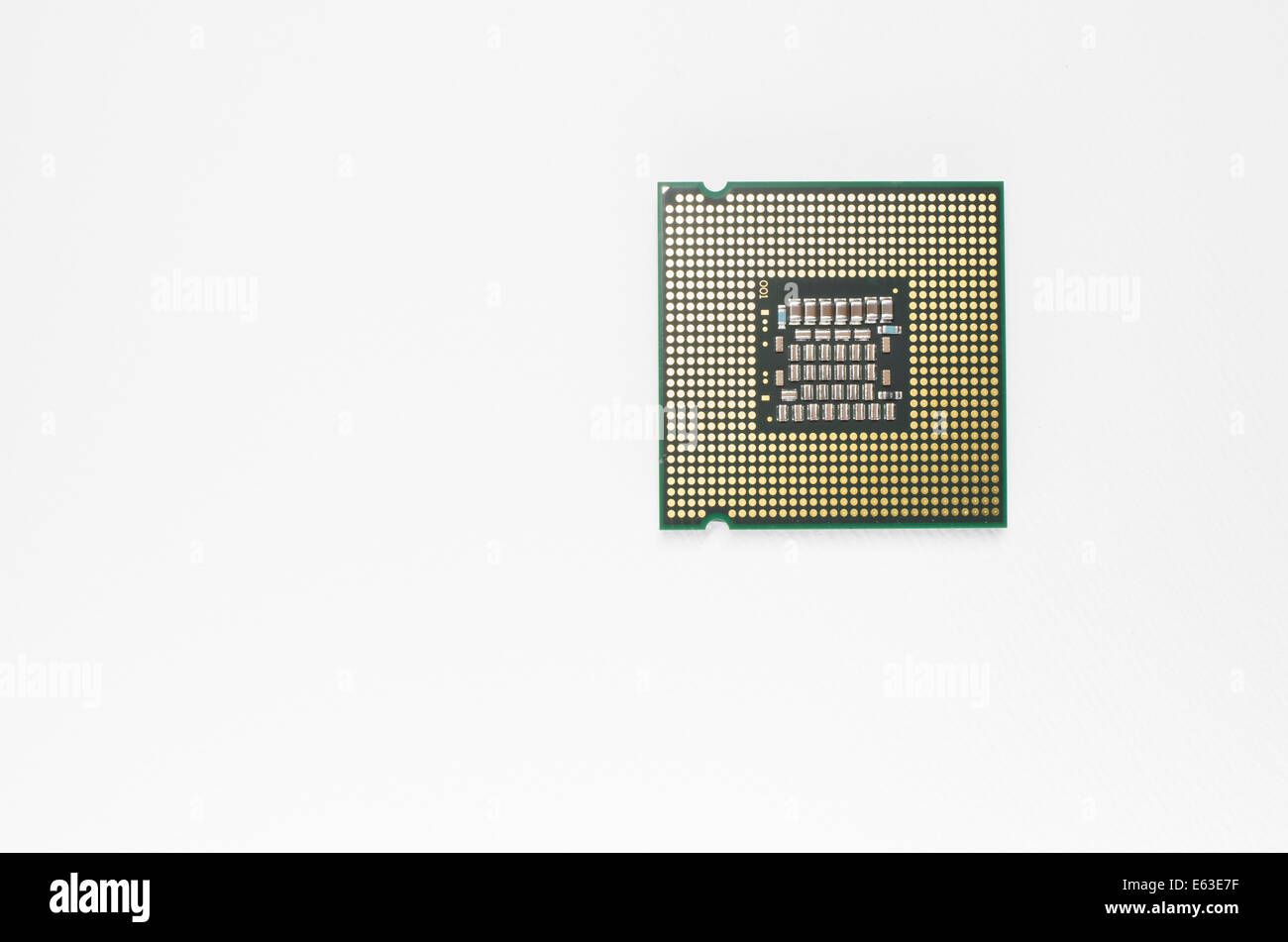 Processore Intel Core 2 Quad cpu indietro, close up su sfondo bianco Foto Stock