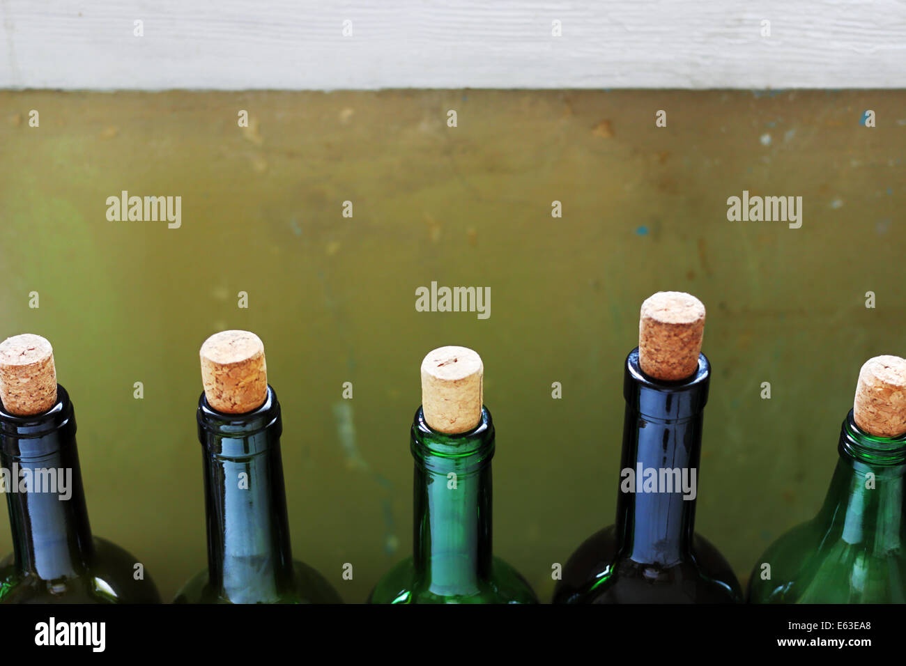 Diverse le bottiglie di vino con tappi di sughero Foto Stock