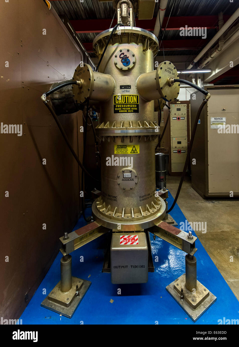 Batavia, Illinois, Stati Uniti d'America. 12 Ago, 2014. Una macchina nell'acceleratore lineare Hall presso l'U.S. Dipartimento di Energia il Fermilab, America del laboratorio nazionale per la fisica delle particelle la ricerca. Fermilab scienziati, ingegneri e tecnici di progettazione, la costruzione e il funzionamento di alcuni dei più complessi e potenti acceleratori di particelle e i rivelatori in tutto il mondo per esplorare i misteri di materia e di energia, di spazio e di tempo. © Brian Cahn/ZUMA filo/Alamy Live News Foto Stock