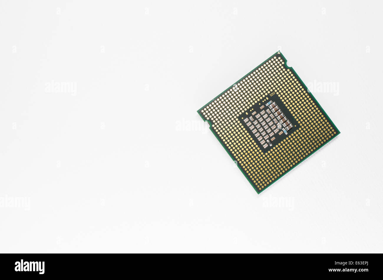 Processore Intel Core 2 Quad cpu indietro, close up su sfondo bianco Foto Stock
