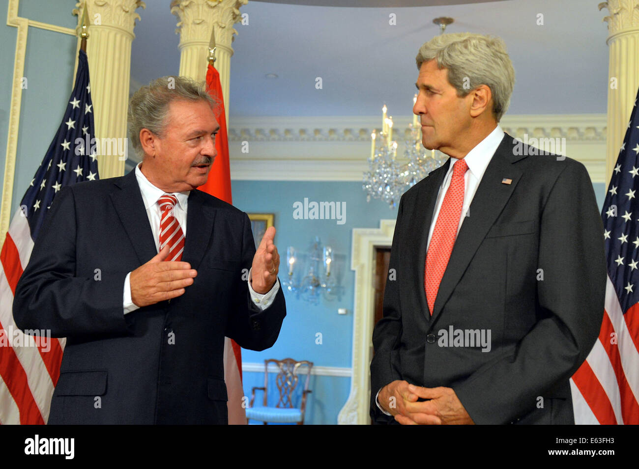 Stati Uniti Il segretario di Stato John Kerry e il ministro degli Affari esteri lussemburghese Jean Asselborn indirizzo reporters presso l'U.S. Il Dipartimento di Stato a Washington D.C., il 16 luglio 2014. Foto Stock