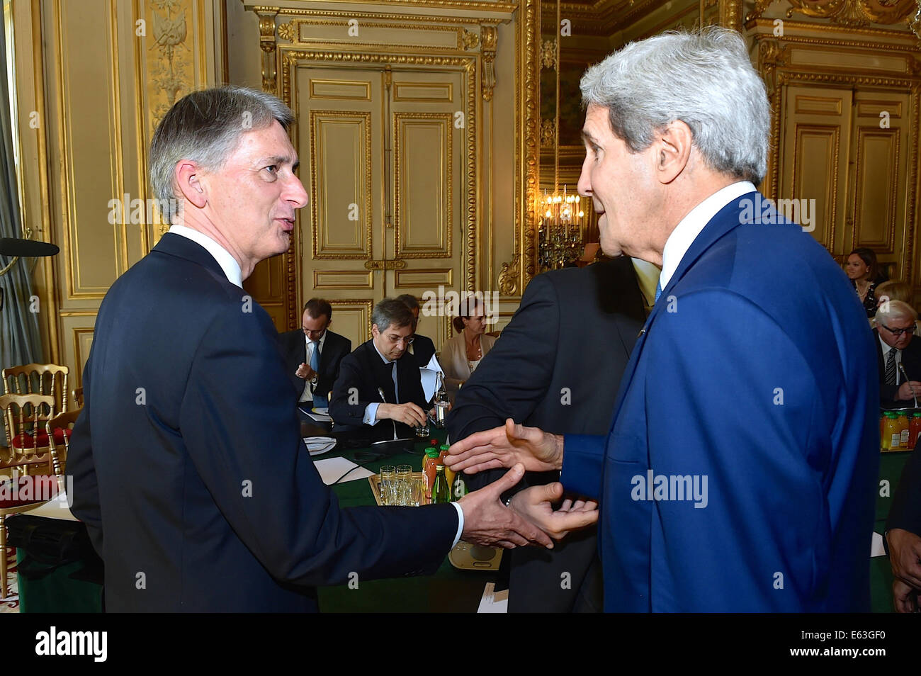 Stati Uniti Il segretario di Stato John Kerry saluta Segretario degli esteri britannico Philip Hammond -- il loro primo incontro faccia a faccia poiché Hammond's recente nomina -- al Quai d'Orsay a Parigi, in Francia, il 26 luglio 2014, prima di un incontro con una serie di ospiti int Foto Stock