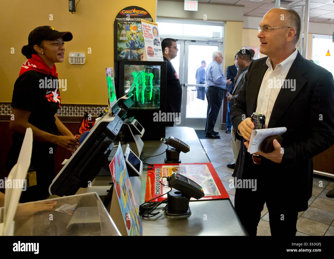 Catena di ristoranti fast-food Carl's Jr. CEO Andrew Puzder, saluta i dipendenti di una Austin, Texas ubicazione Foto Stock