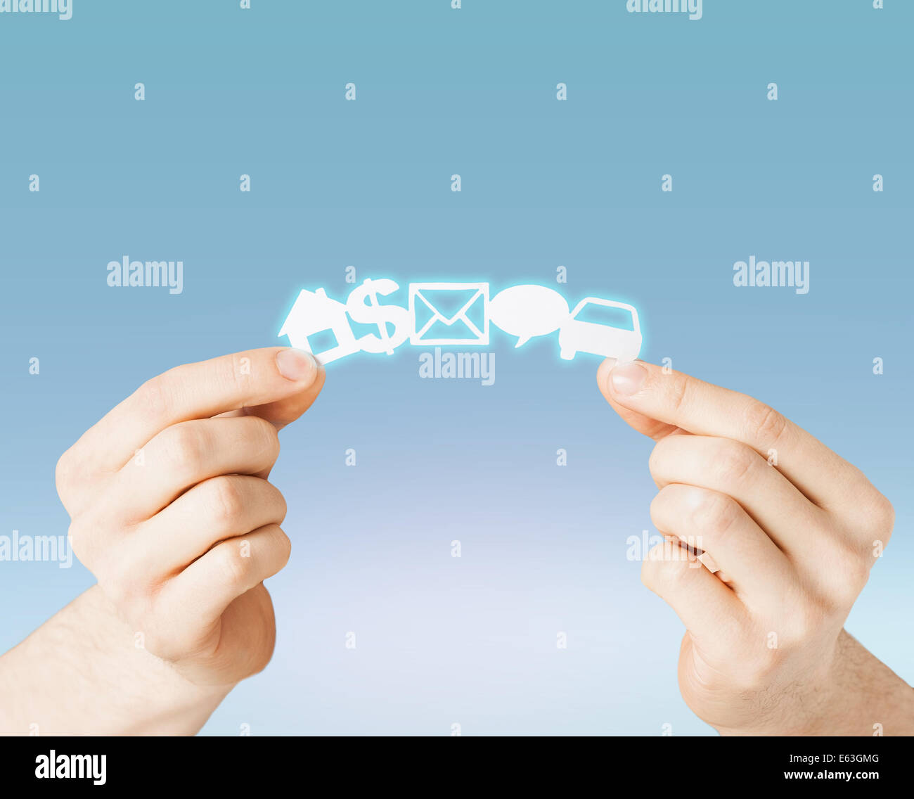 Man mano che mostra i simboli della carta Foto Stock