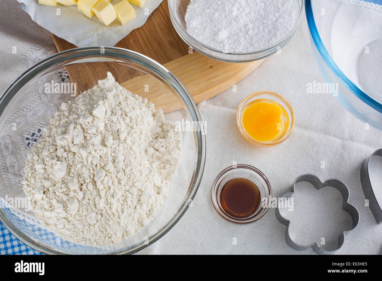 La cottura ingredienti tra cui farina, tuorlo d'uovo e estratto di vaniglia, con cookie cutter. Foto Stock