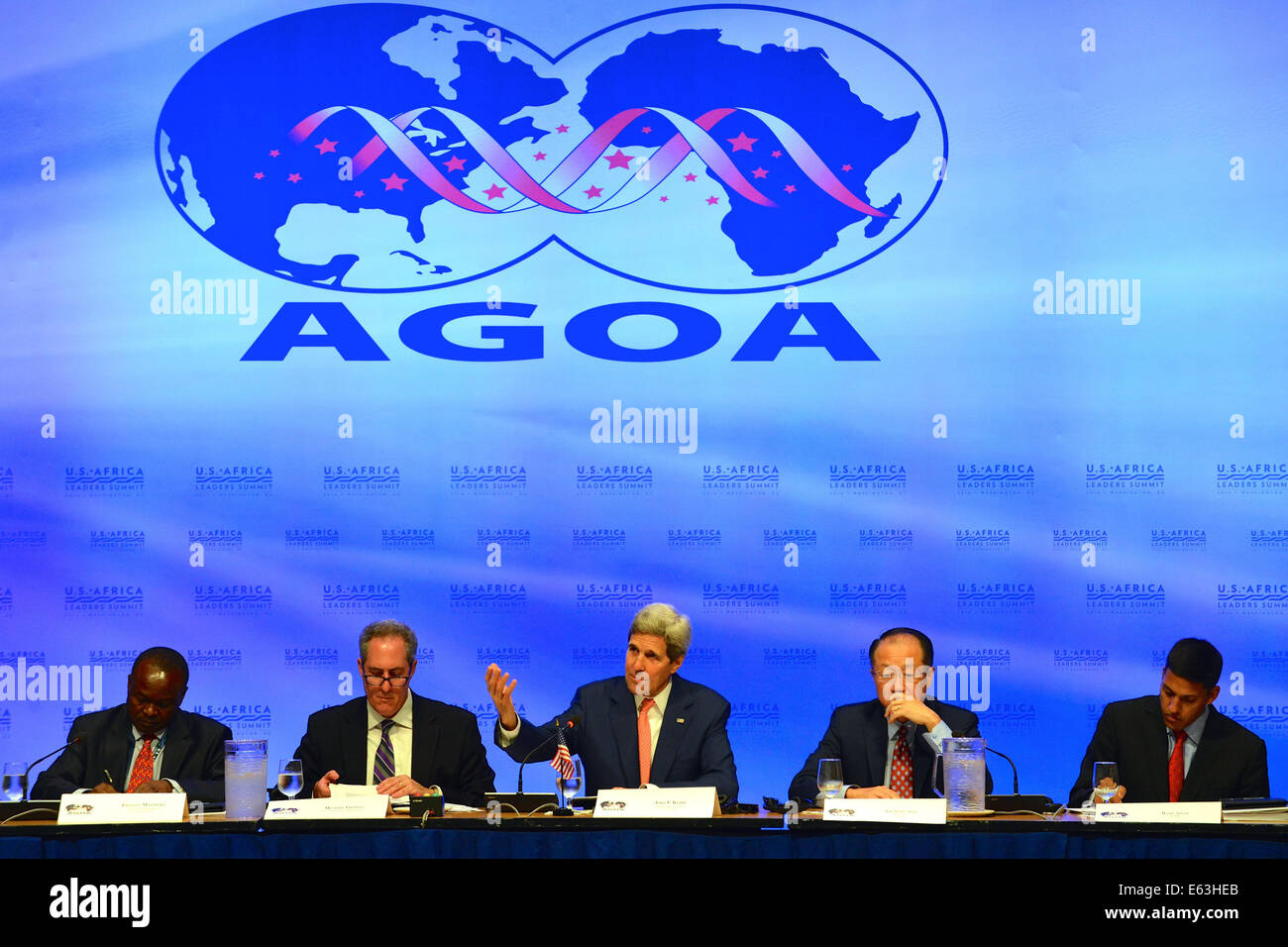 Stati Uniti Il segretario di Stato John Kerry offre le osservazioni di apertura all'African crescita e opportunità Act (AGOA ministeriale) presso la Banca mondiale a Washington D.C., il 4 agosto 2014. Anche nella foto, da sinistra a destra, SONO STATI UNITI Rappresentante di commercio Michael Froman, Foto Stock